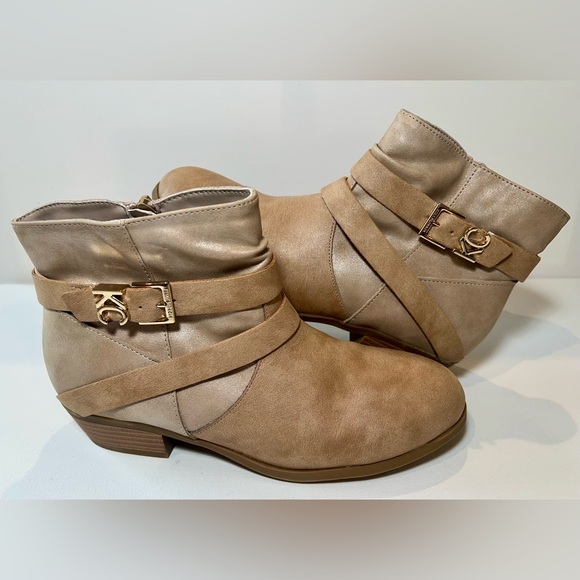 Kenneth Cole New York Shoes - Kenneth Cole Gold Logo Women’s Size 5 Ankle Boot Two Tone Low Heel